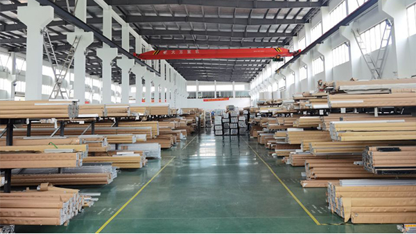 鋁型材價(jià)格持續(xù)上漲時(shí)，該做何選擇？